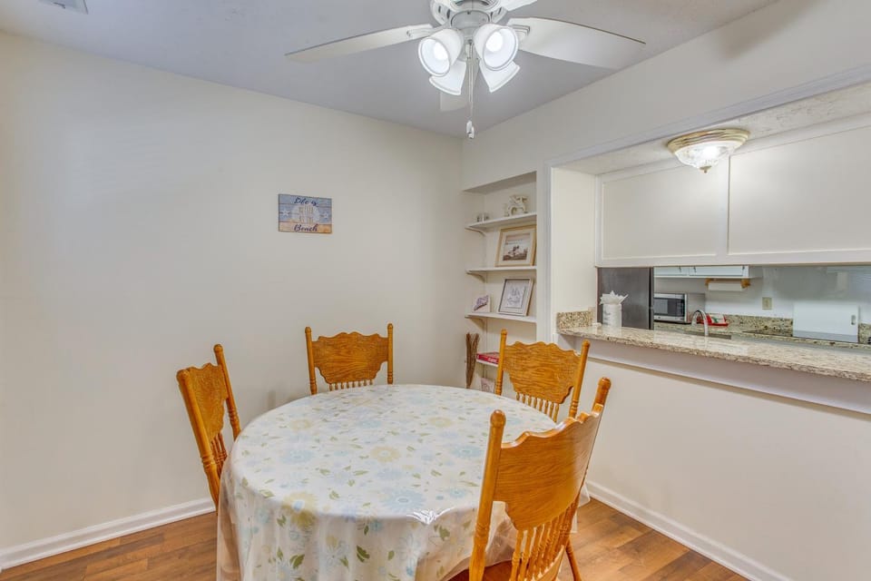 Walk to Myrtle Beach: Townhome w/ Pool Access House in Myrtle Beach