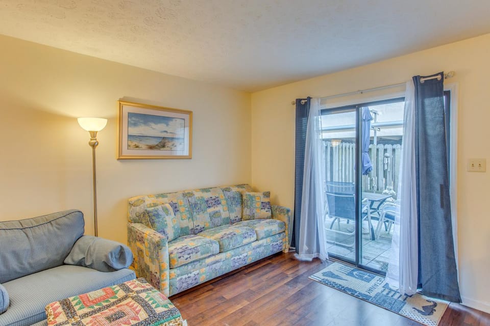 Walk to Myrtle Beach: Townhome w/ Pool Access House in Myrtle Beach