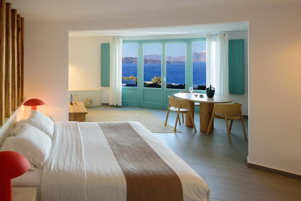 Bed, Summer, TV and multimedia, View (from property/room), Living room, Photo of the whole room, Seating area, Bedroom, Landmark view, Sea view, Alcoholic drinks