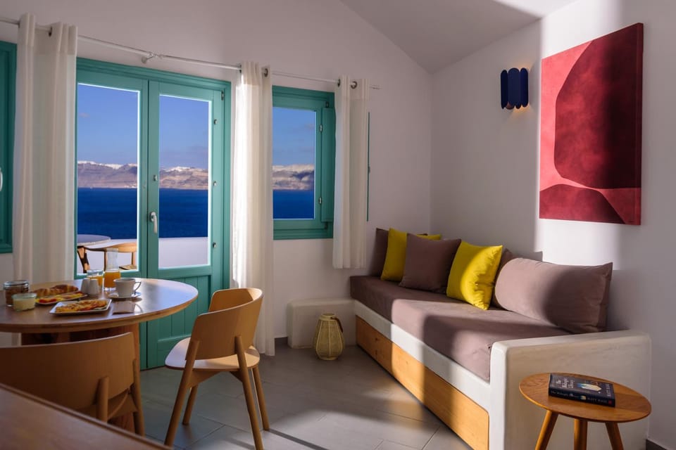 Day, Living room, Seating area, Dining area, Sea view