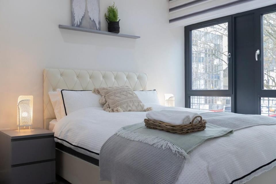 Stylish Modern Apartment by Aldgate East Station 3 Apartment in London