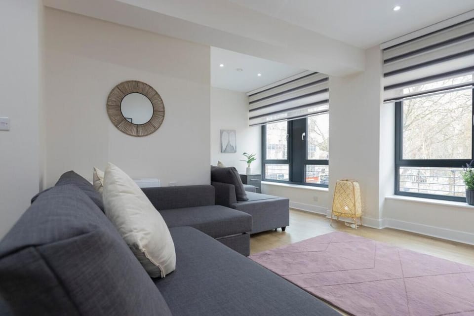 Stylish Modern Apartment by Aldgate East Station 3 Apartment in London