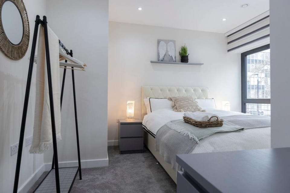 Stylish Modern Apartment by Aldgate East Station 3 Apartment in London