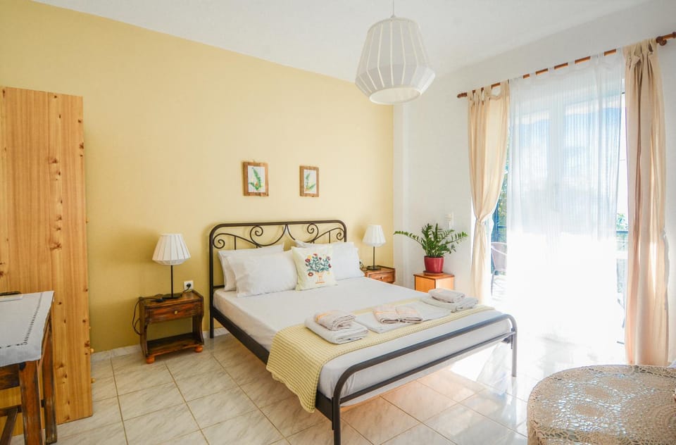 Bed, Bedroom, towels