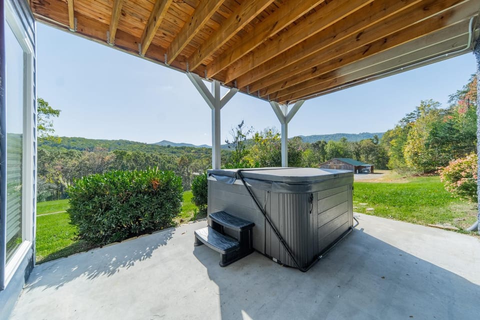 Whiskey Way Inn House in Candler