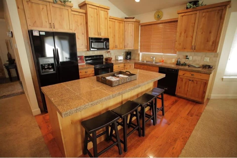 5 bdr 3ba Great House Great Value Resort FUN House in Eden