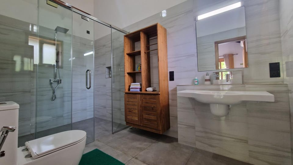 Shower, Toilet, Bathroom, Bath, towels