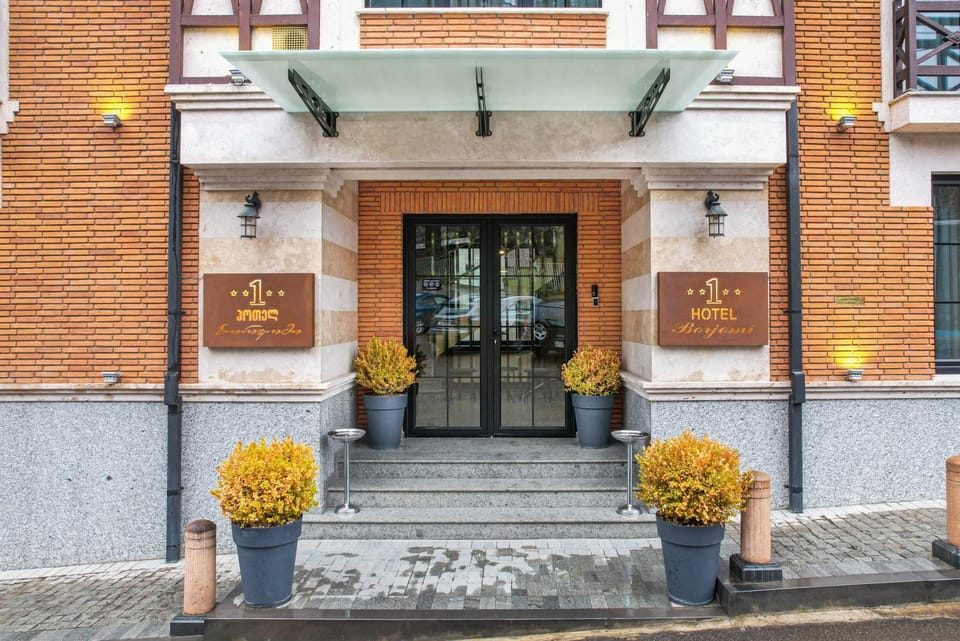 Property building, Facade/entrance, Day
