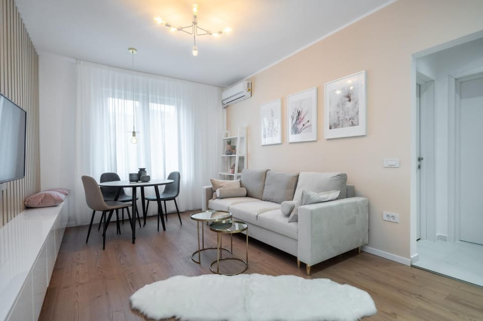 TV and multimedia, Living room, Seating area, Dining area, internet, air conditioner