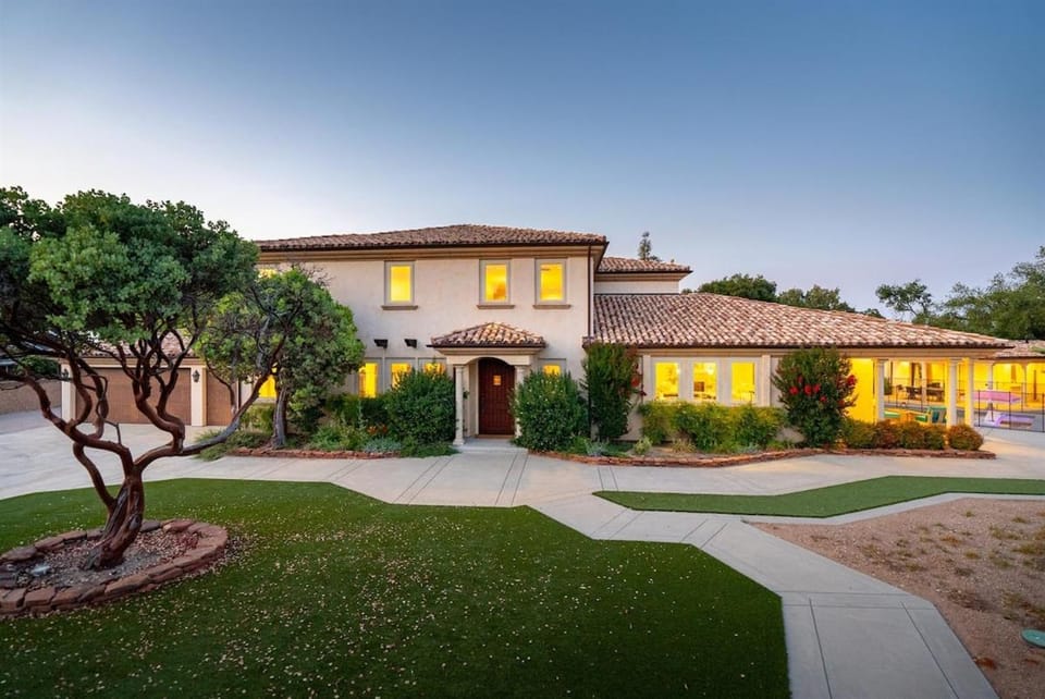 Villa Allegria Luxe-Pool, Spa, Casita, Sleeps 12 Villa in Templeton