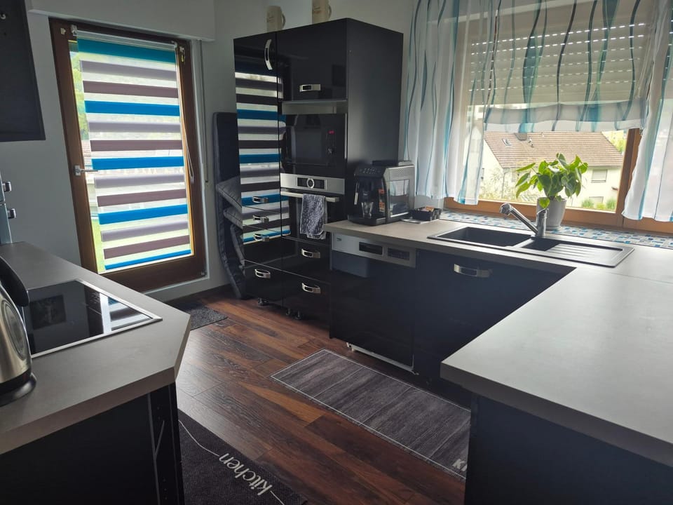 Coffee/tea facilities, Kitchen or kitchenette, dishwasher, oven, stove, kitchen