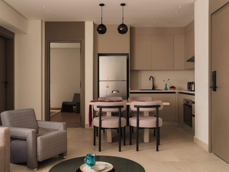 Kitchen or kitchenette, Dining area