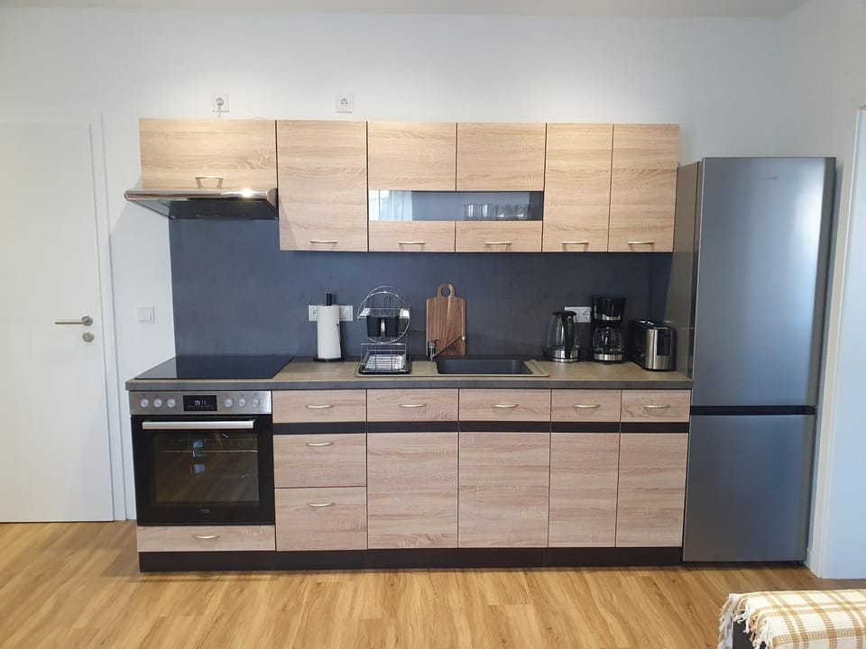 Coffee/tea facilities, Kitchen or kitchenette, oven, stove, toaster