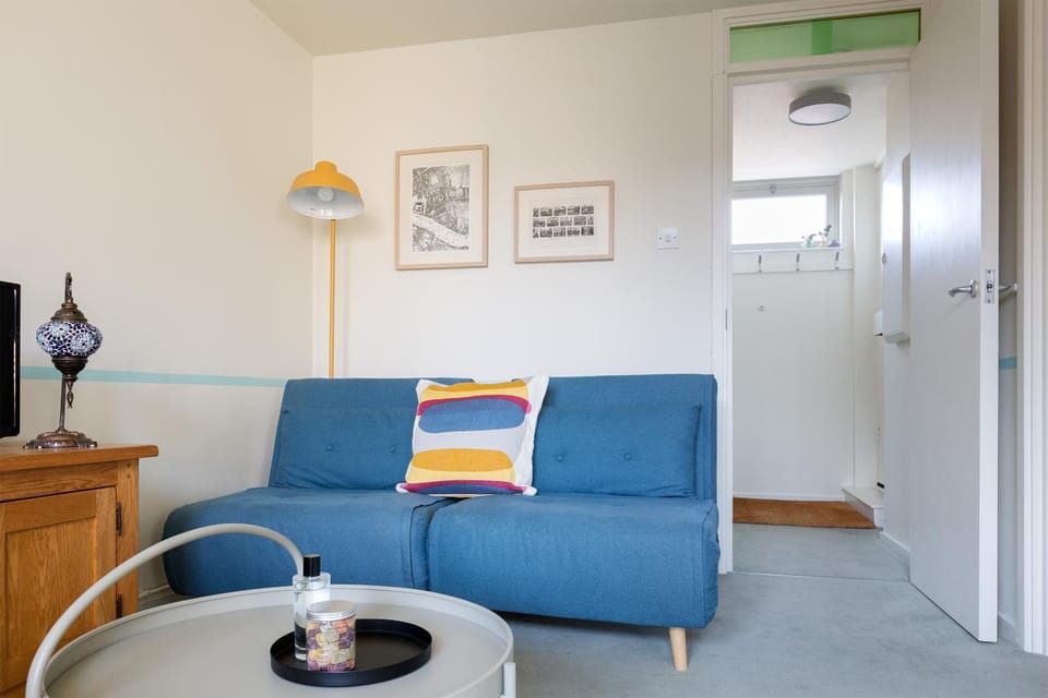 Cosy Studio By Tower Bridge - St Katharine Dock Apartment in London Borough of Southwark