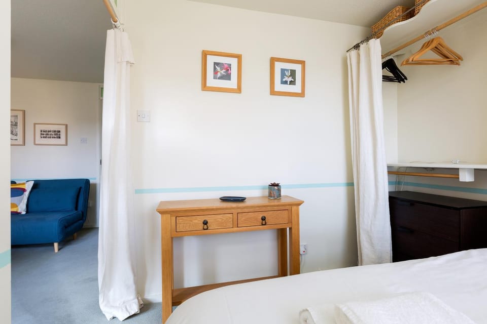 Cosy Studio By Tower Bridge - St Katharine Dock Apartment in London Borough of Southwark