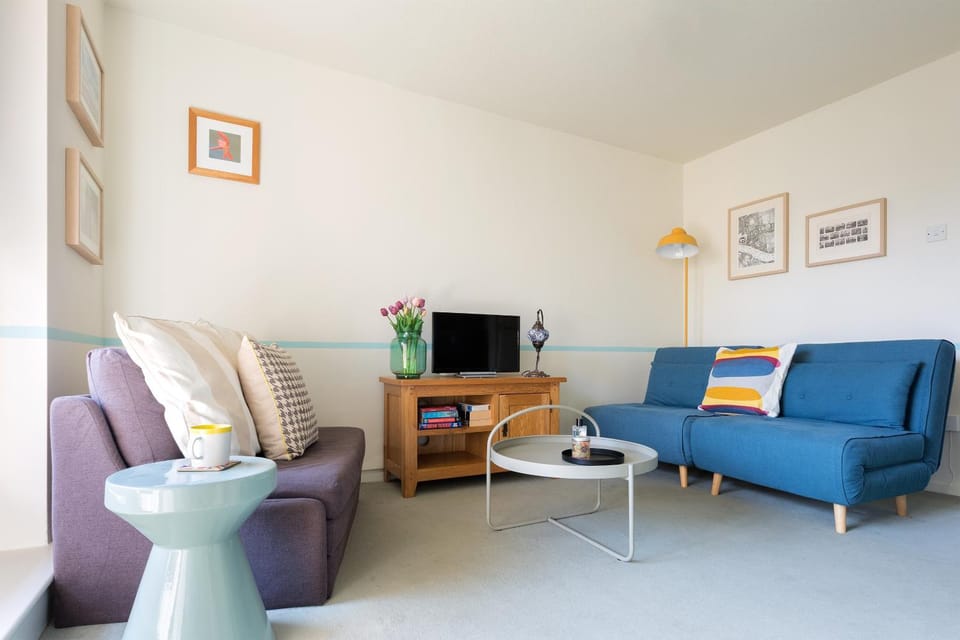 Cosy Studio By Tower Bridge - St Katharine Dock Apartment in London Borough of Southwark