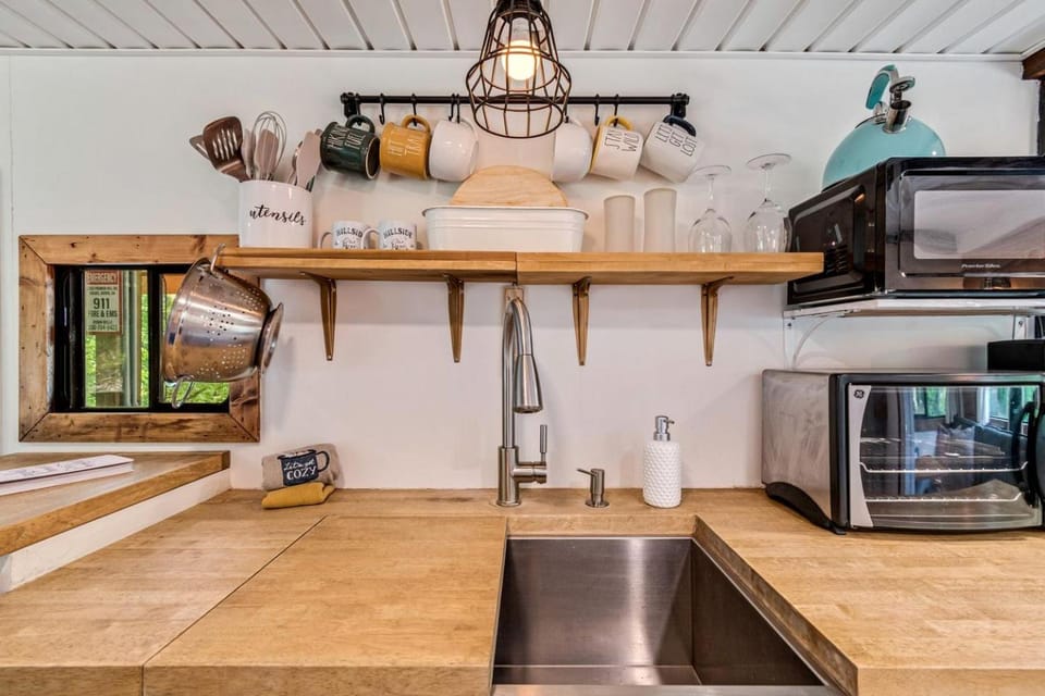 Kitchen or kitchenette, dishwasher