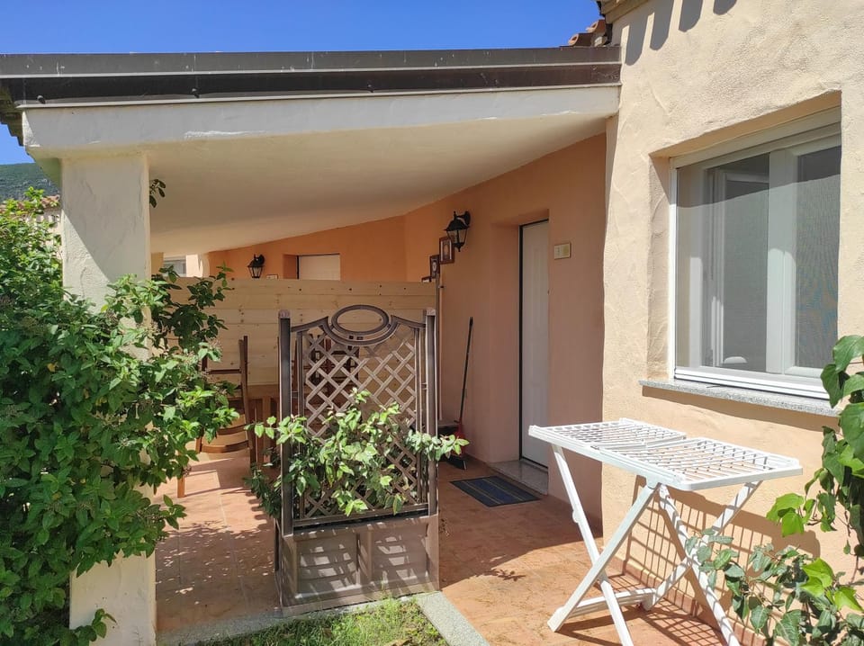 Property building, Day, Garden, Dining area