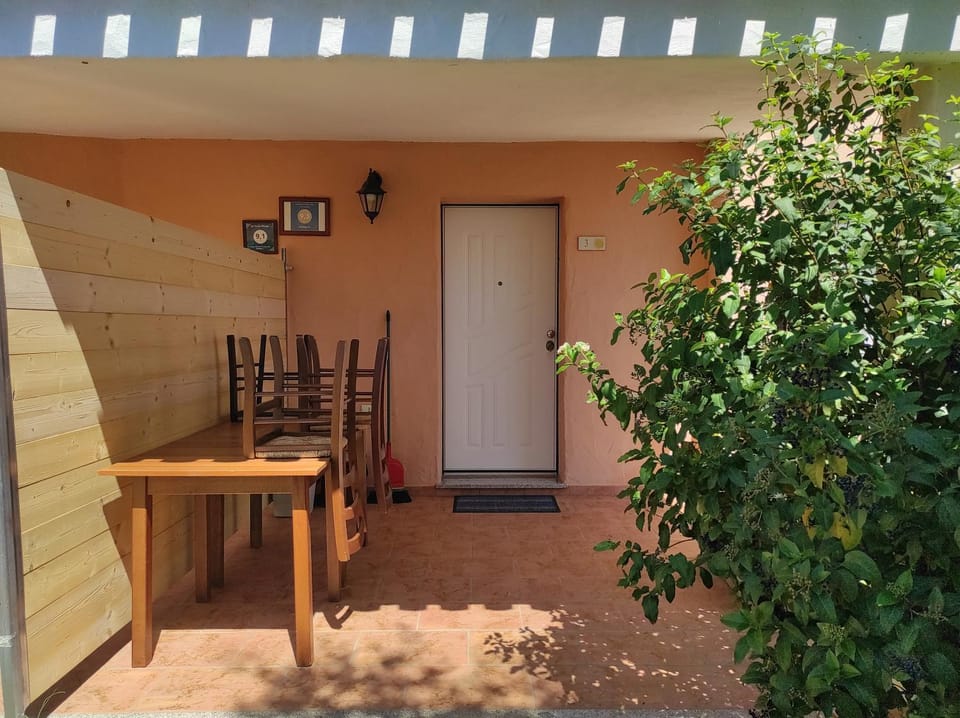 Patio, Day, Dining area