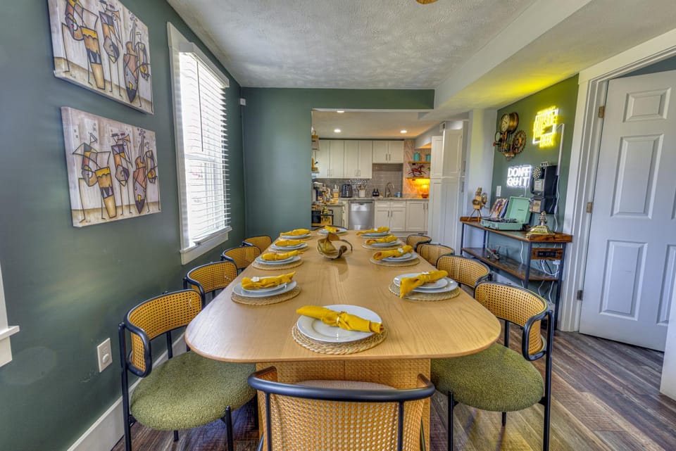 Kitchen or kitchenette, Dining area, minibar