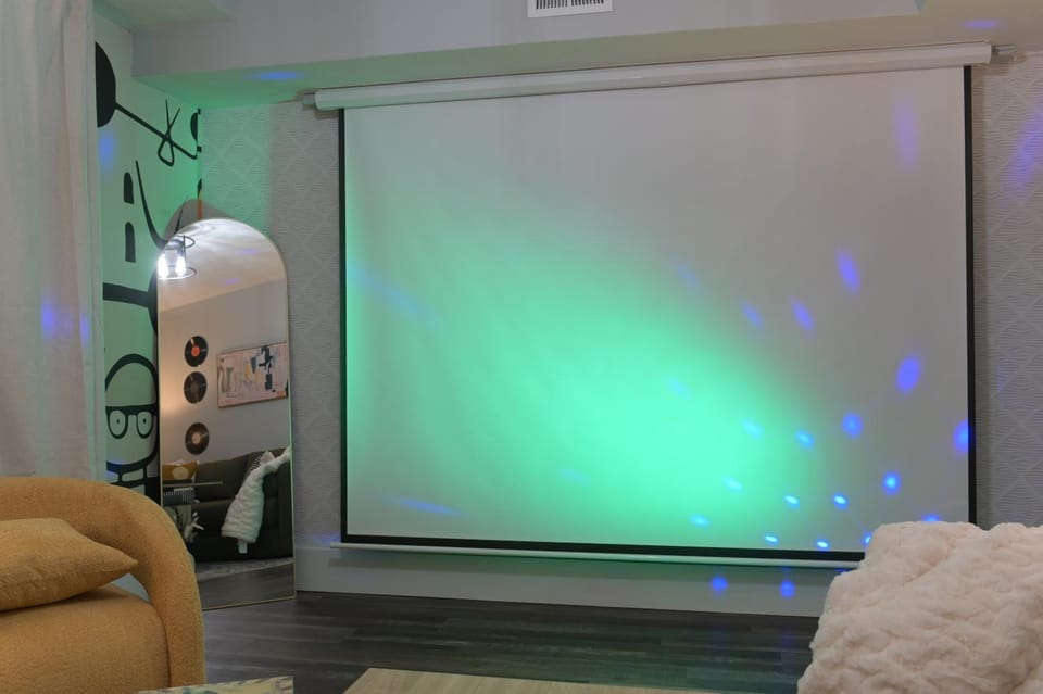 TV and multimedia, Living room, Seating area, Evening entertainment