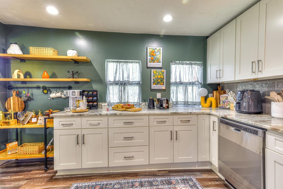 Coffee/tea facilities, Kitchen or kitchenette, dishwasher, oven, toaster