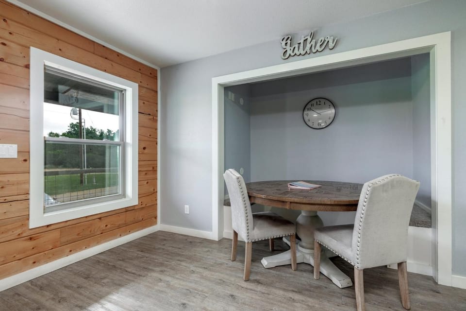 Photo of the whole room, Dining area