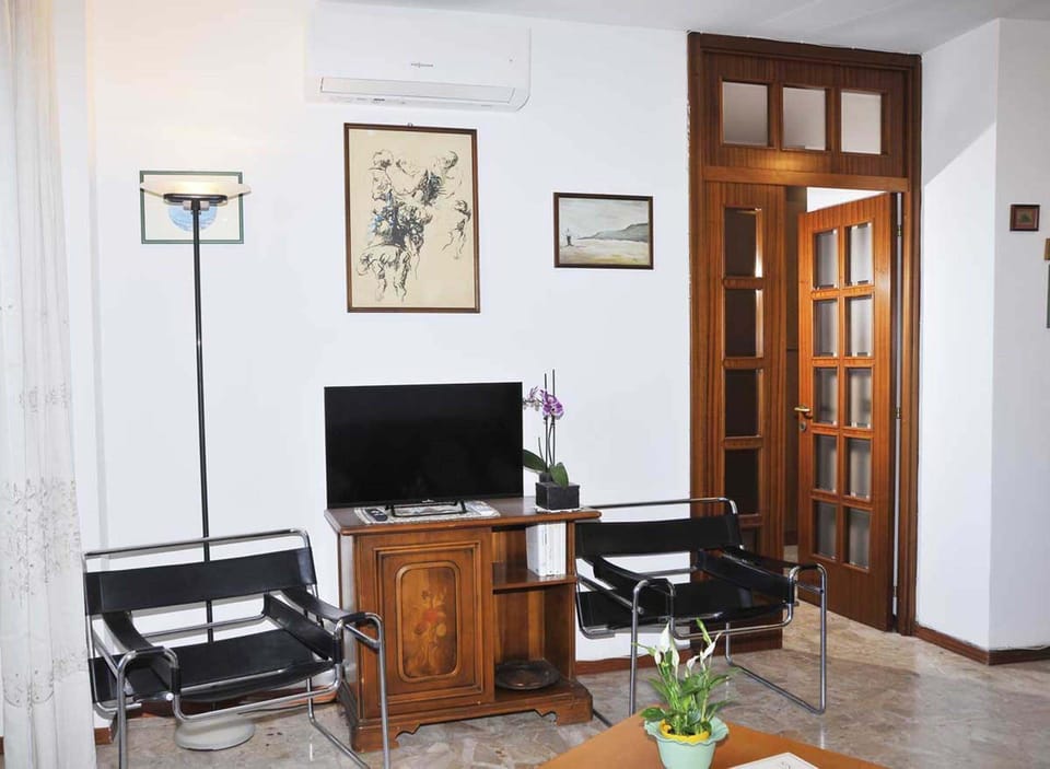 Communal lounge/ TV room, TV and multimedia