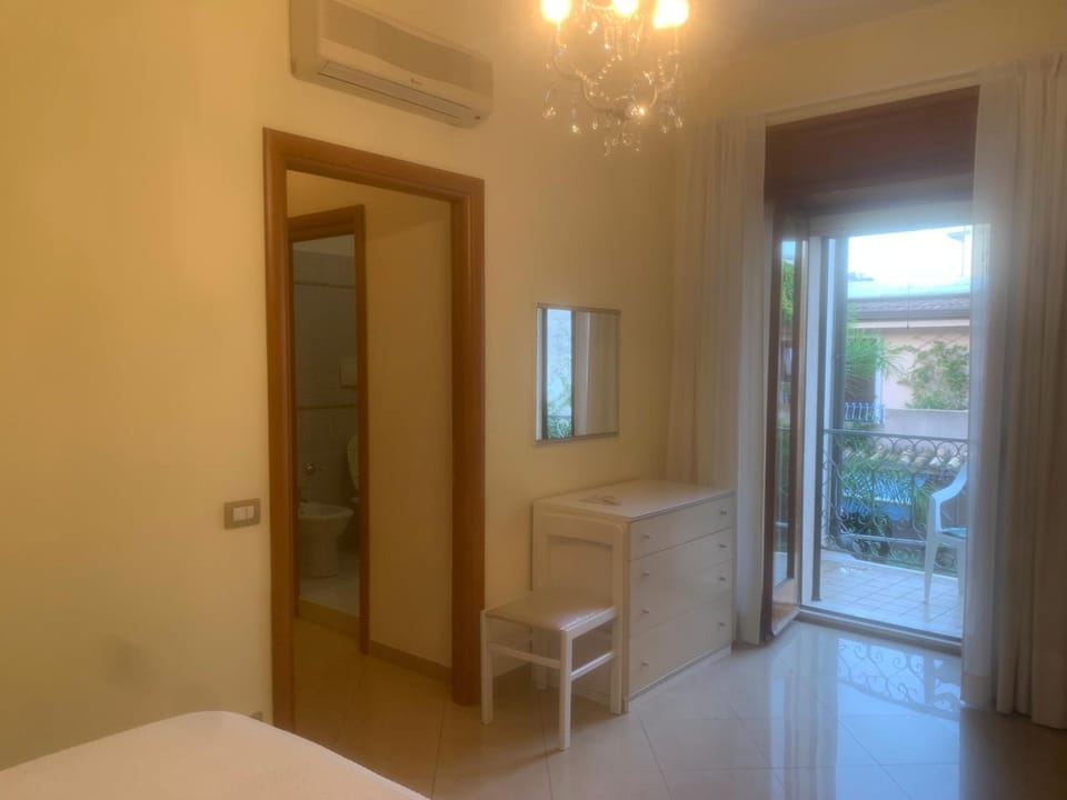 Bed, Photo of the whole room, Bedroom, air conditioner