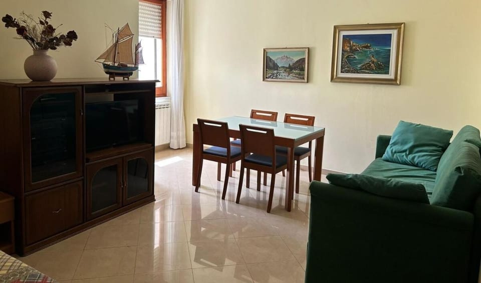 Communal lounge/ TV room, TV and multimedia, Dining area