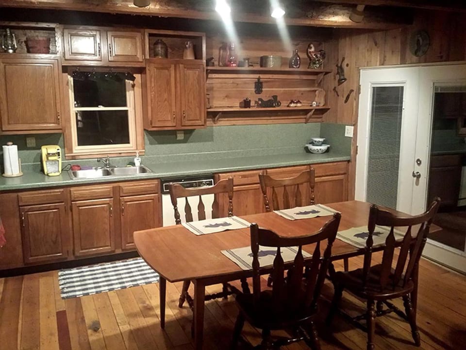 Kitchen or kitchenette, Dining area
