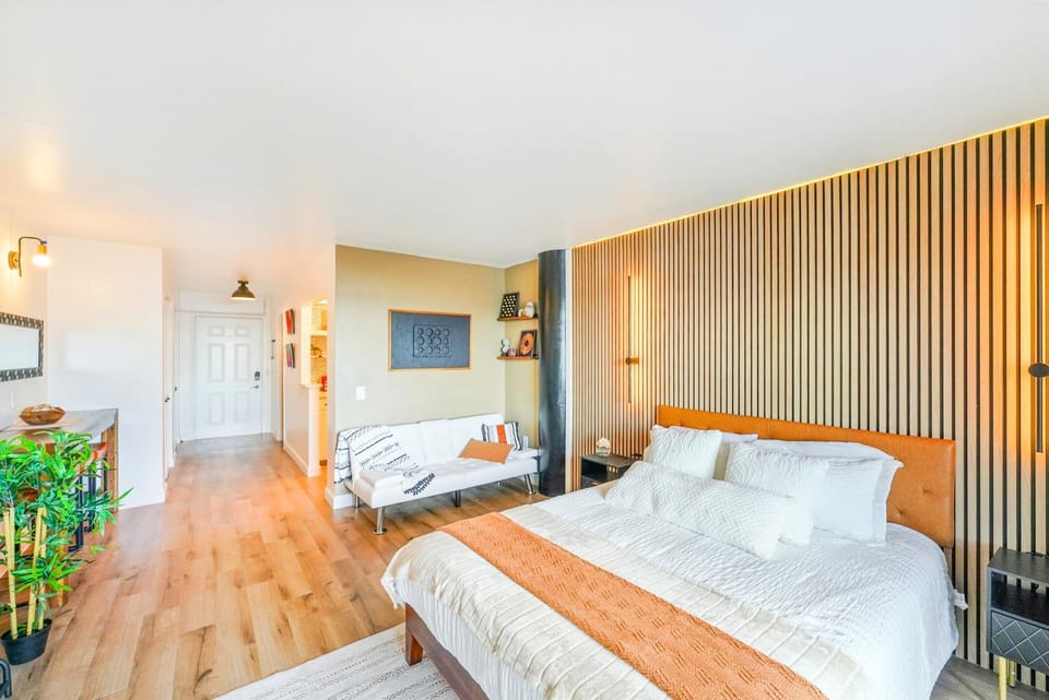 Bed, TV and multimedia, towels