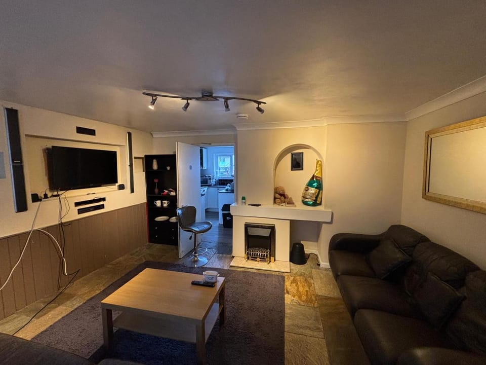 Communal lounge/ TV room, TV and multimedia, Living room, Seating area, Evening entertainment