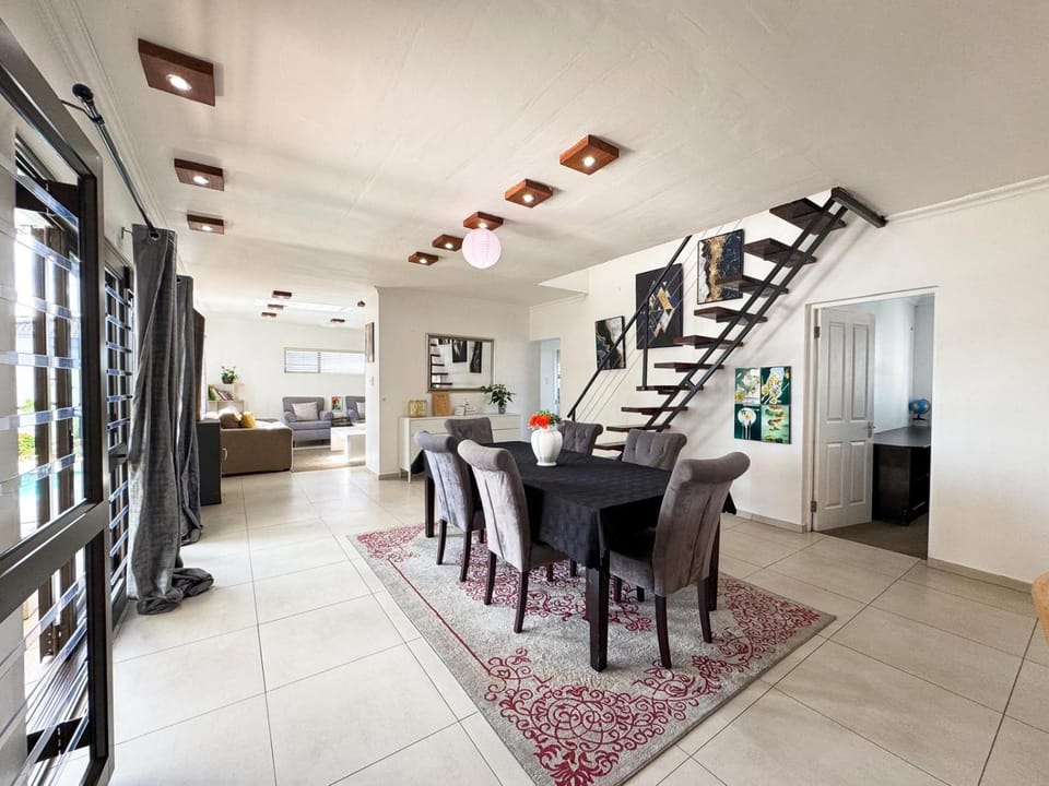 TV and multimedia, Living room, Seating area, Dining area