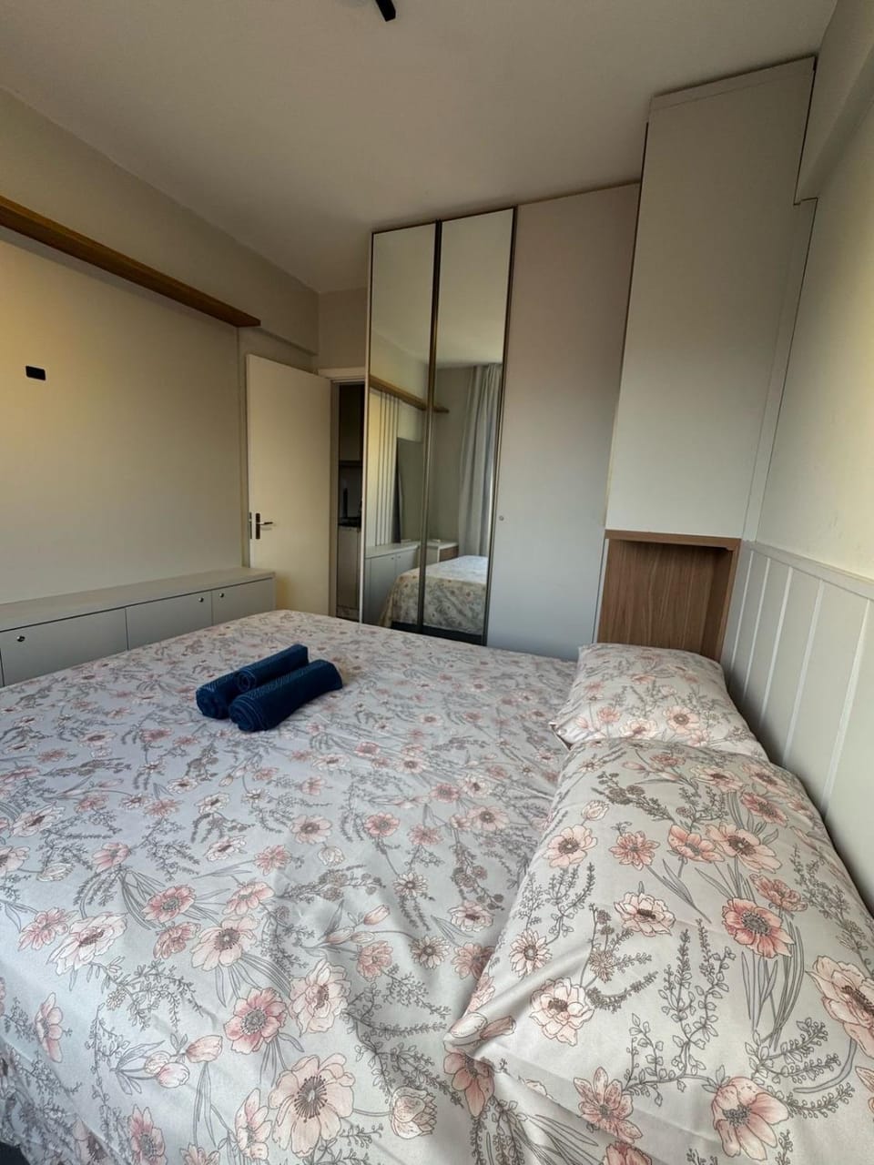 Bed, Photo of the whole room, towels, wardrobe