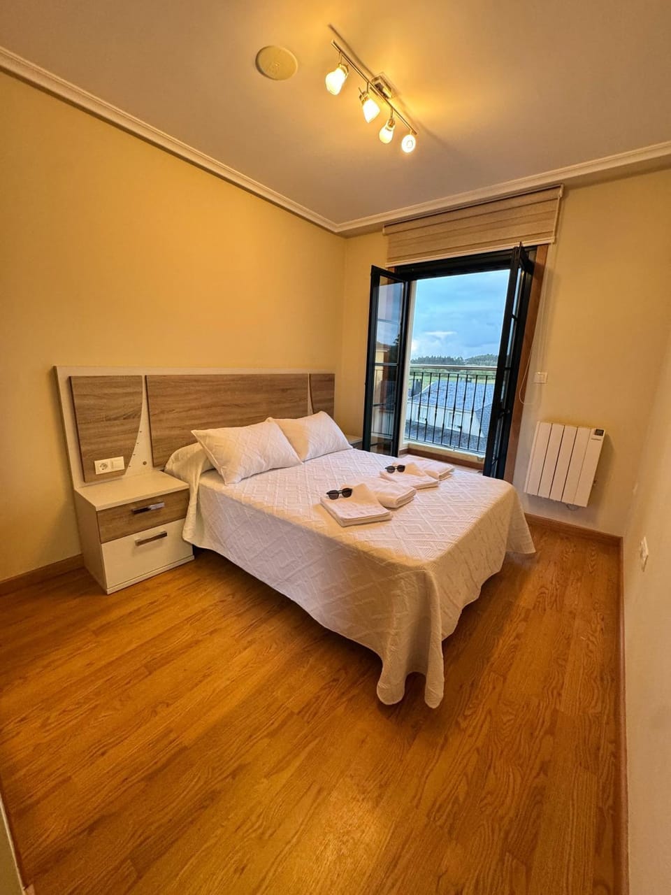 Bed, Balcony/Terrace, Photo of the whole room, Bedroom, heating, towels