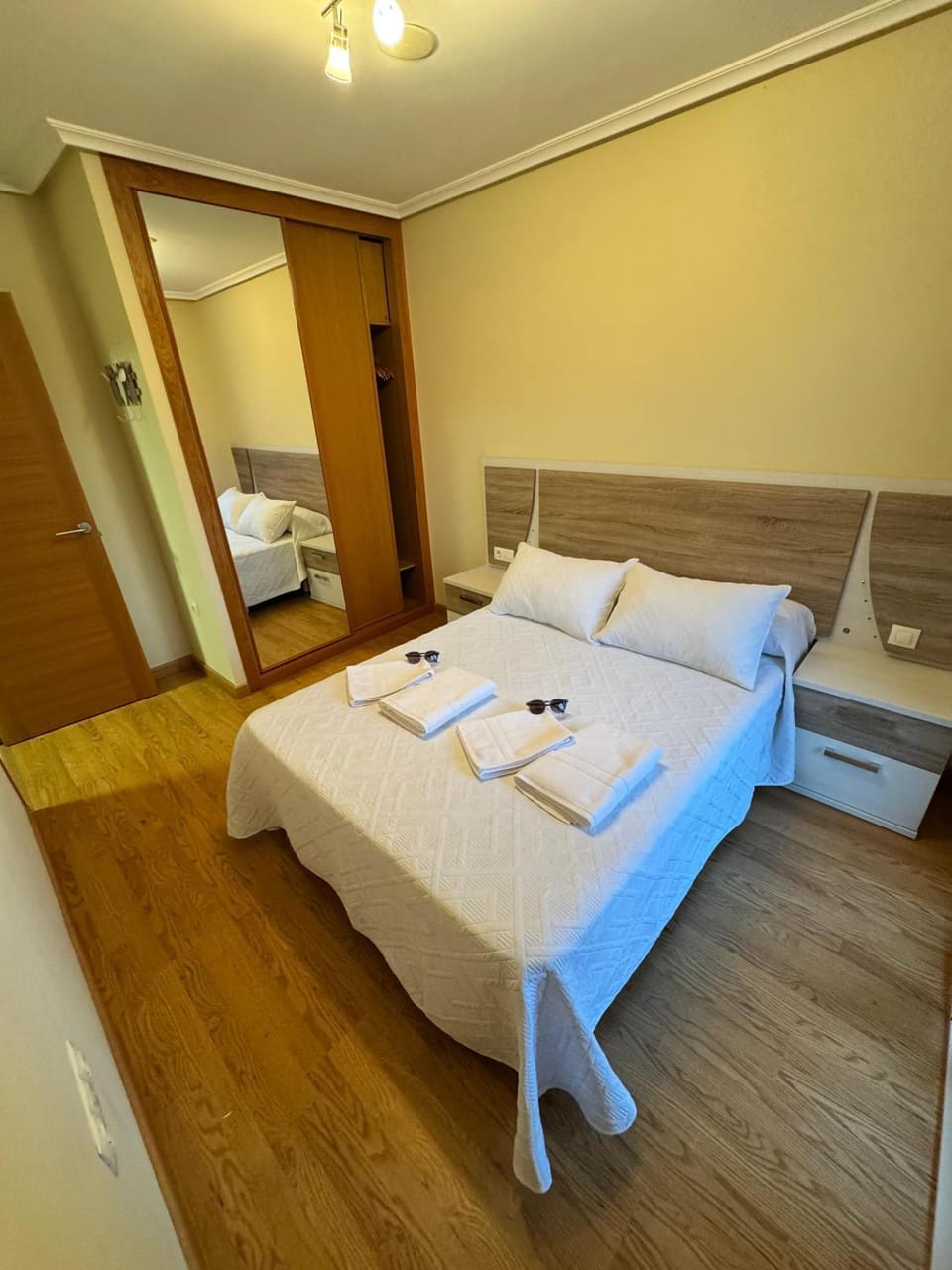 Bed, Photo of the whole room, Bedroom, heating, towels, wardrobe