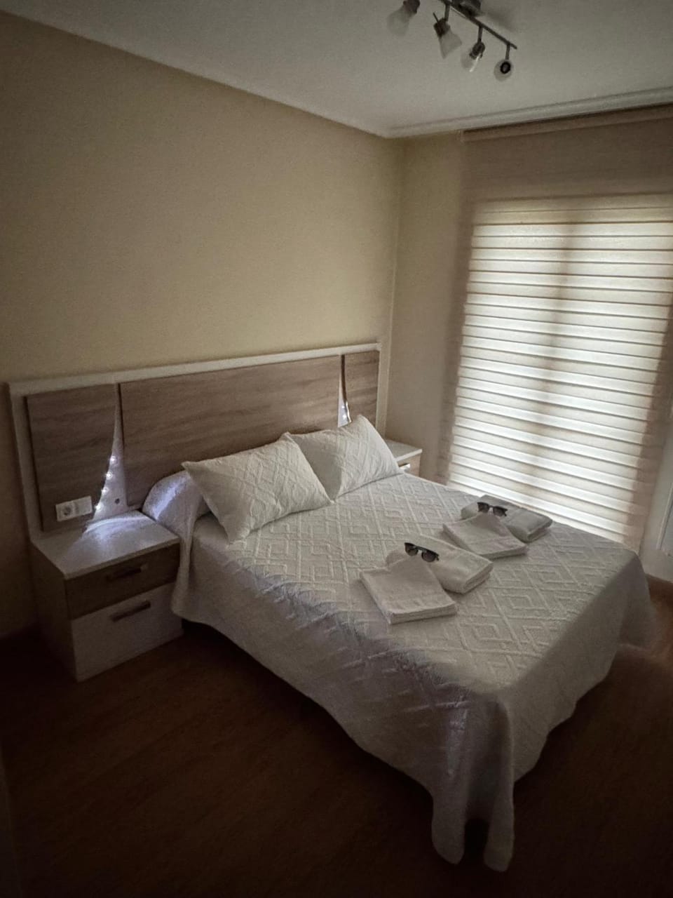 Bed, Photo of the whole room, Bedroom, heating, towels