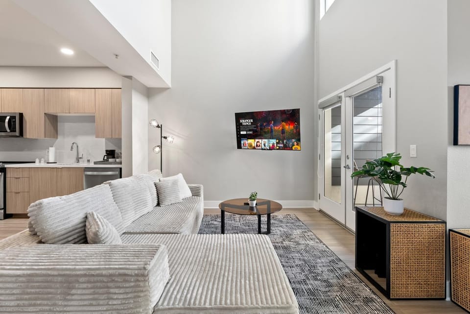 Spacious Loft- Hollywood Free Pool, Parking, Gym Apartment in West Hollywood