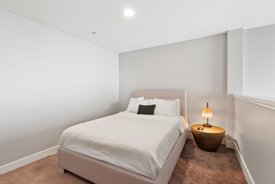 Spacious Loft- Hollywood Free Pool, Parking, Gym Apartment in West Hollywood