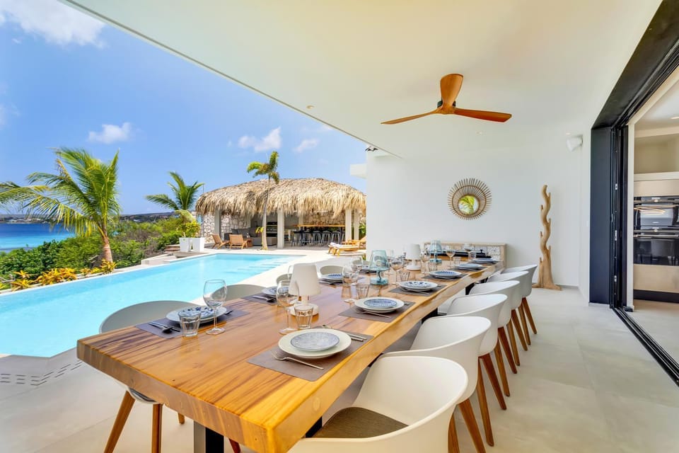 Food and drinks, Dining area, Food, Sea view, Swimming pool