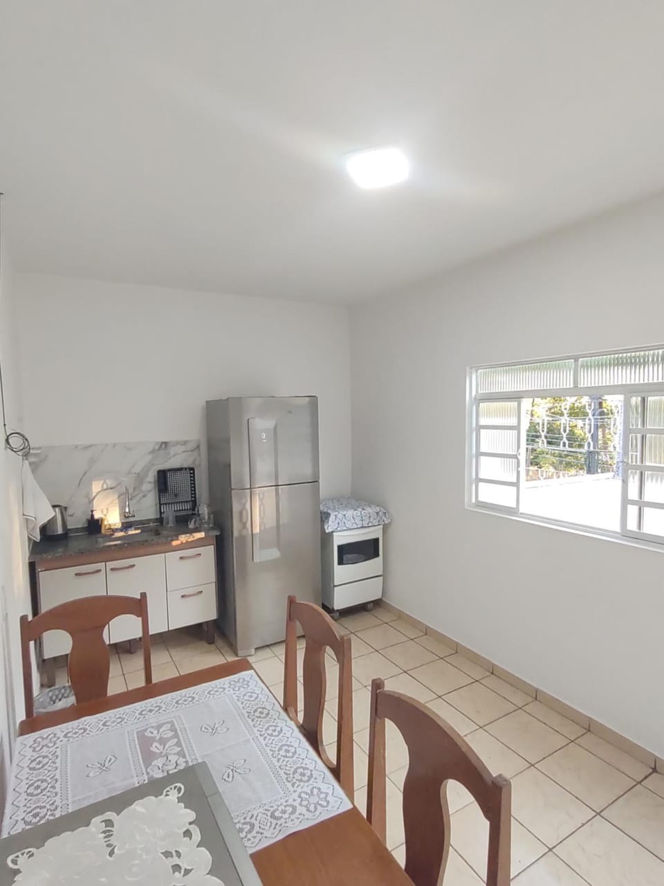 Kitchen or kitchenette, Dining area, minibar, oven, stove