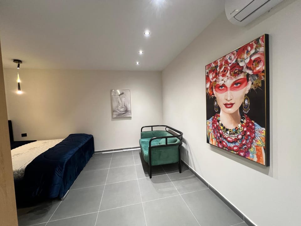 Bed, Photo of the whole room, Decorative detail, Bedroom, air conditioner