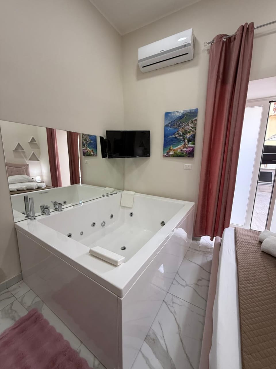 Hot Tub, Bedroom