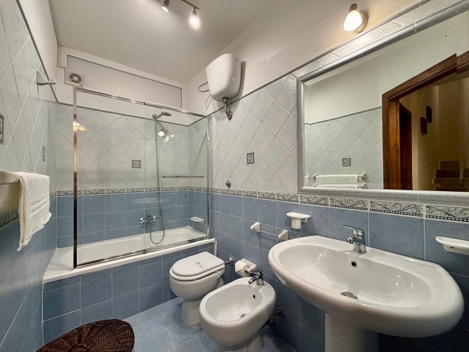Shower, Toilet, Bathroom, bidet, towels