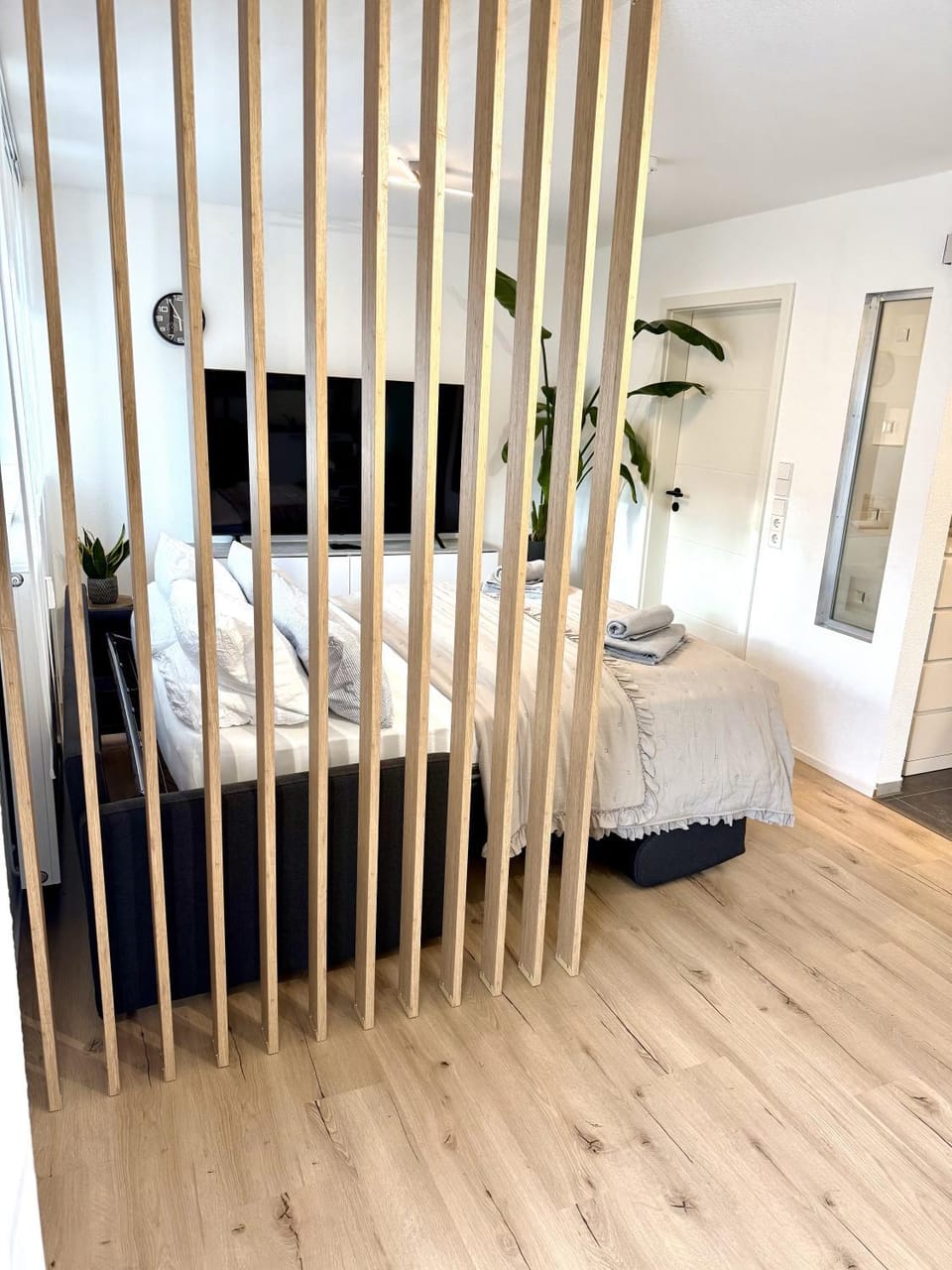Bed, Bedroom, towels