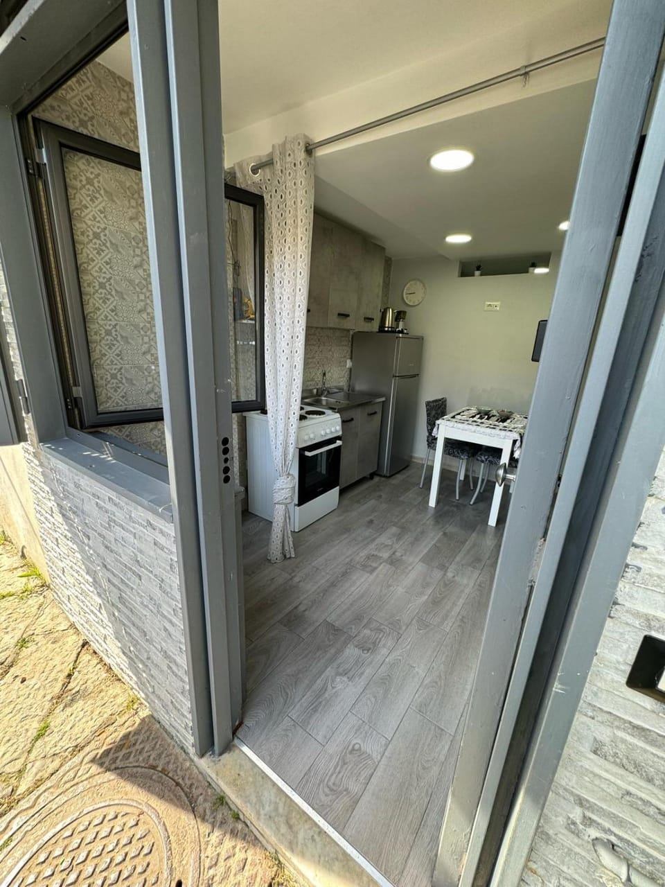 Kitchen or kitchenette, Dining area, oven, stove