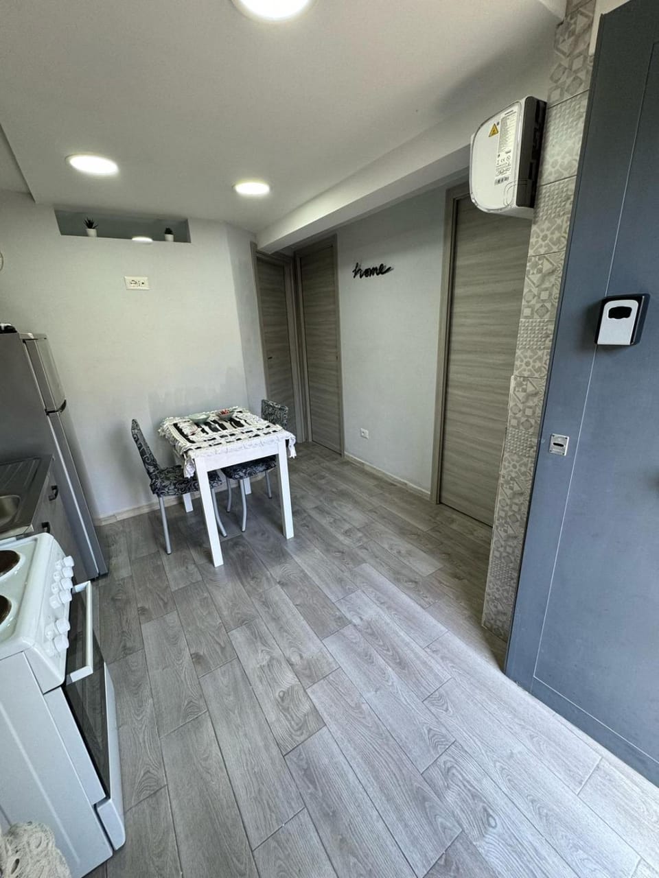 Kitchen or kitchenette, air conditioner