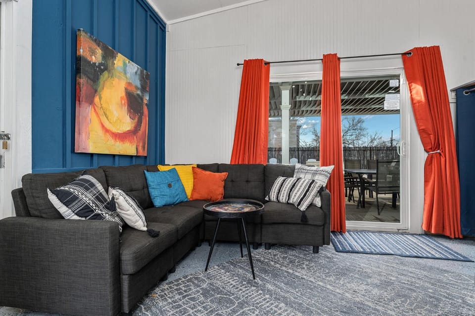 Cosmopolitan- Hot Tub Heated Pool & Fire Pit House in Fredericksburg