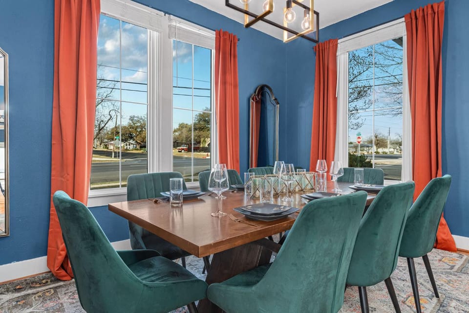 Cosmopolitan- Hot Tub Heated Pool & Fire Pit House in Fredericksburg